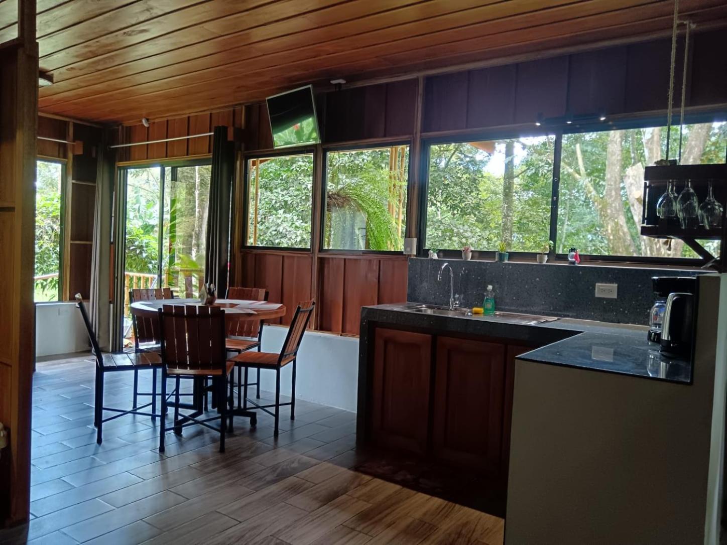 Gambas Lodge La Fortuna Exterior photo